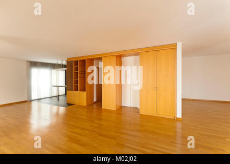 Bel appartement, intérieur avec planchers de bois, espace ouvert Banque D'Images