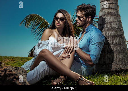 Jeune couple élégant, à côté du palmier Banque D'Images