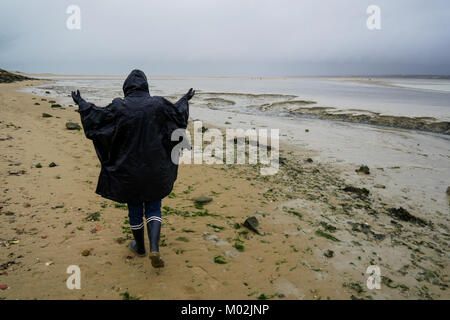 Un randonneur promenades sur la plage de sable le long de la Baie de Somme à marée basse, Le Hourdel, Baie de Somme, Normandie, France Banque D'Images