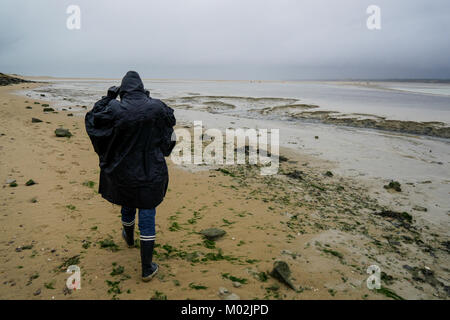 Un randonneur promenades sur la plage de sable le long de la Baie de Somme à marée basse, Le Hourdel, Baie de Somme, Normandie, France Banque D'Images