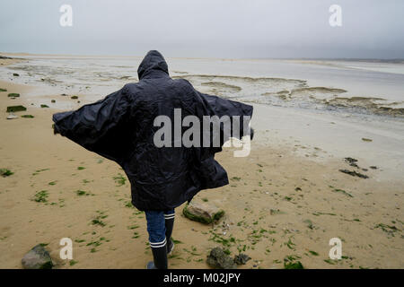 Un randonneur promenades sur la plage de sable le long de la Baie de Somme à marée basse, Le Hourdel, Baie de Somme, Normandie, France Banque D'Images