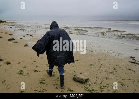 Un randonneur promenades sur la plage de sable le long de la Baie de Somme à marée basse, Le Hourdel, Baie de Somme, Normandie, France Banque D'Images