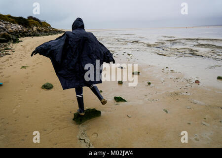 Un randonneur promenades sur la plage de sable le long de la Baie de Somme à marée basse, Le Hourdel, Baie de Somme, Normandie, France Banque D'Images