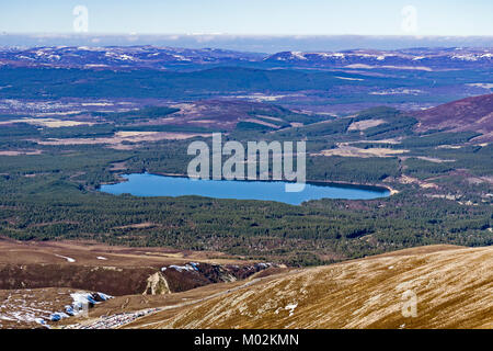 Le Loch Morlich vu de Cairn Gorms Mountain dans le Parc National de Cairngorms Glenmore Highland Scotland UK Banque D'Images
