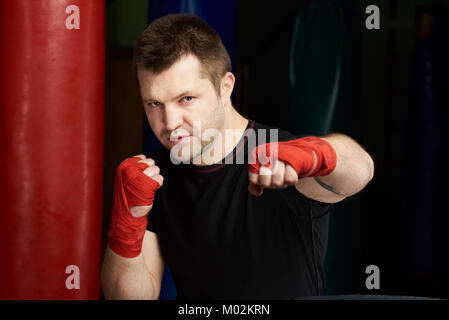 L'un young caucasian kickboxer portrait sur fond de sport moderne Banque D'Images