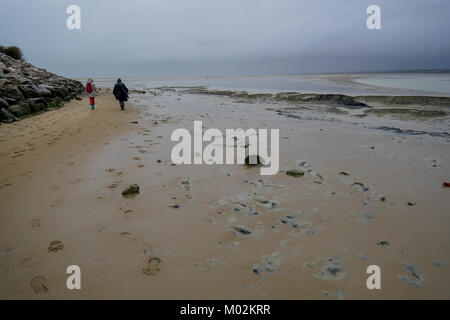 Les randonneurs à pied le long de la Baie de Somme à marée basse, Le Hourdel, Baie de Somme, Normandie, France Banque D'Images