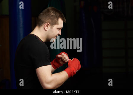 Prêt à la boxe lutte l'homme. Un caucasian boxer homme Vue de profil Banque D'Images