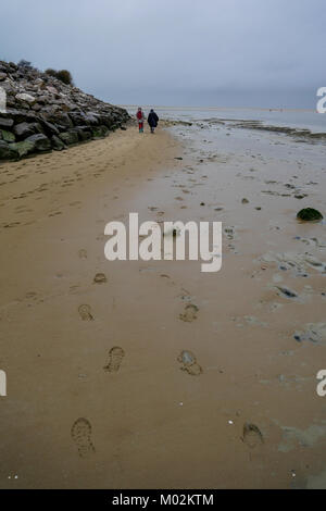 Les randonneurs à pied le long de la Baie de Somme à marée basse, Le Hourdel, Baie de Somme, Normandie, France Banque D'Images