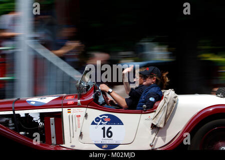 Brescia, Italie. 18e, mai 2017. Johann Georg Fendt Fendt et Corinna avec leur voiture modèle O.M. SUPERBA 665 (1927), Mille Miglia vintage car race Banque D'Images