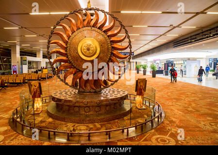 DELHI, INDE - CIRCA NOVEMBRE 2017 : Surya statue in airport Banque D'Images