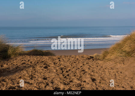 Soleil d'hiver et de surf à la plage de Woolacombe North Devon UK Banque D'Images