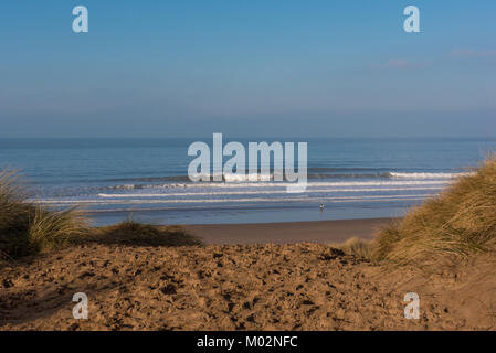 Soleil d'hiver et de surf à la plage de Woolacombe North Devon UK Banque D'Images