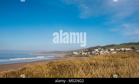 Soleil d'hiver et de surf à la plage de Woolacombe North Devon UK Banque D'Images