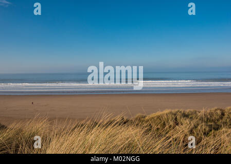 Soleil d'hiver et de surf à la plage de Woolacombe North Devon UK Banque D'Images