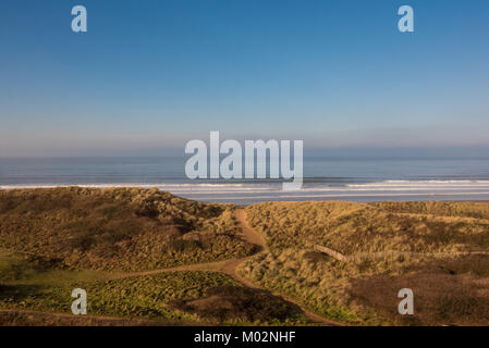 Soleil d'hiver et de surf à la plage de Woolacombe North Devon UK Banque D'Images