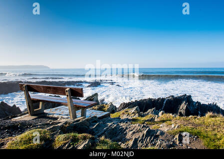 Un banc avec vue sur le Combesgate Motehoe au surf, Banque D'Images