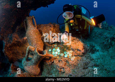 Scuba Diver découvrir d'anciennes amphores de 2e siècle avant J.-C., Lykia, mer Méditerranée, Turquie Banque D'Images