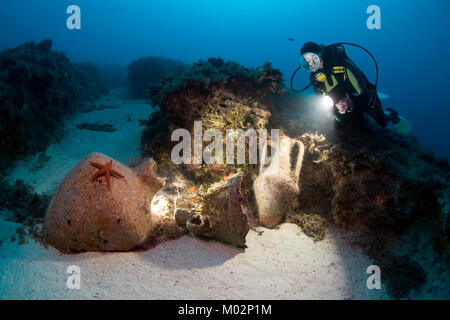 Scuba Diver découvrir d'anciennes amphores de 2e siècle avant J.-C., Lykia, mer Méditerranée, Turquie Banque D'Images