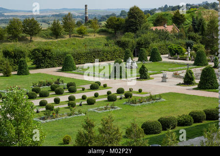 Parc paysager près de Château de Zolotchiv en Ukraine. Paysage d'été avec jardin et sculptures Banque D'Images