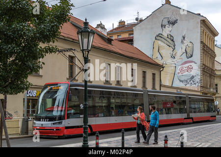 Une Skoda 15 T passe le long d'une rue de Prague près d'un bâtiment avec une publicité peinte Pepsi Cola, Prague, République Tchèque Banque D'Images