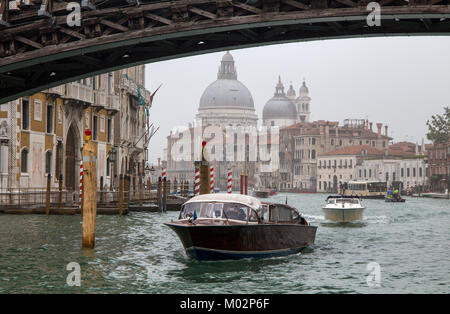 Venise (Venezia) Italie, Octobre 18, 2017 - Vue d'une petite ferries sur le Grand Canal dans un jour brumeux avec Basilique historique di Santa Maria della Salute i Banque D'Images