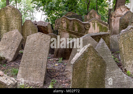 Des milliers de pierres tombales de travers dans le vieux Cimetière Juif , Prague, République Tchèque Banque D'Images