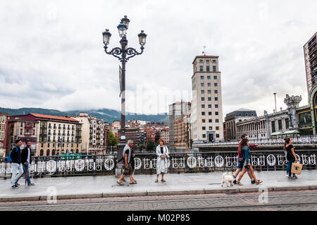 Les gens qui marchent à Bilbao, Pays Basque, Espagne Banque D'Images