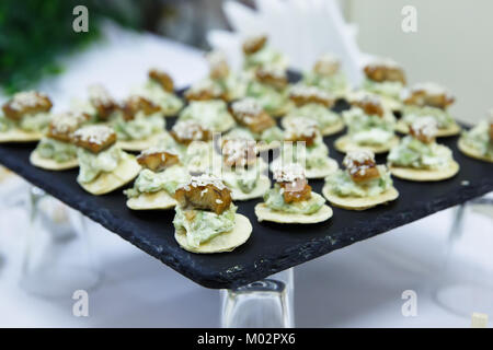 Beaucoup de restauration des collations froides sur table buffet Banque D'Images