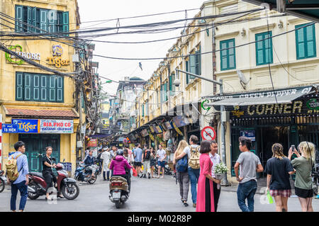 Hanoi, Vietnam - Novembre 5,2017 : vue sur le trafic important dans une intersection avec beaucoup de motos et de personnes dans vieux quartier de Hanoi, capitale du Vietnam. Banque D'Images