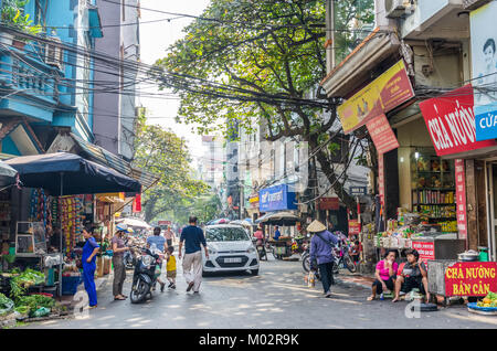 Hanoi, Vietnam - octobre 31,2017 : vue sur street view en vieux quartier de Hanoi, capitale du Vietnam. Les gens peuvent voir l'exploration autour d'elle. Banque D'Images