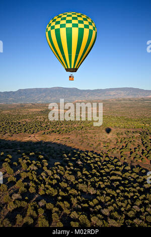 Plus de montgolfières le désert de l'Arizona au lever du soleil Banque D'Images