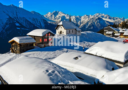 Suisse : le village de Bettmeralp couvertes de neige. Maisons et chapelle'Maria zum Schnee', Sainte Marie de la neige Banque D'Images