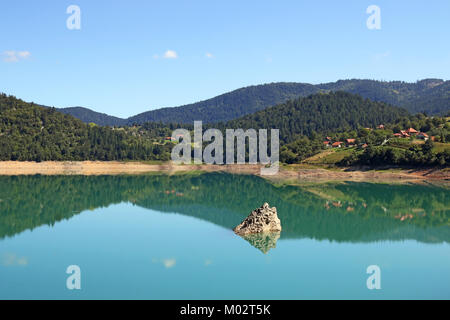 Le lac de Zaovine sur paysage de montagne Tara Banque D'Images