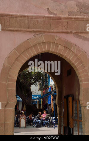 Les touristes à un bar-café, Essaouira, Maroc, Afrique du Nord Banque D'Images