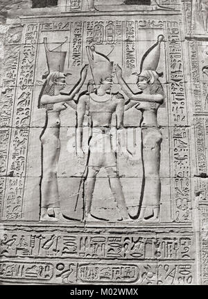 Bas-relief sur le temple de Dendérah, l'Égypte montrant un pharaon Ptolémée étant couronné par les déesses Nekhbet et Ouadjet, patronesses, respectivement, de la Haute et de la Basse-Égypte, avec la double couronne de ces dominions. Des merveilles du monde, publié c.1911. Banque D'Images