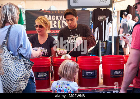 NEW YORK - 25 septembre 2016 : Distribution de pickles aux visiteurs à Pickle Day in orchard St sur Lower East Side Banque D'Images