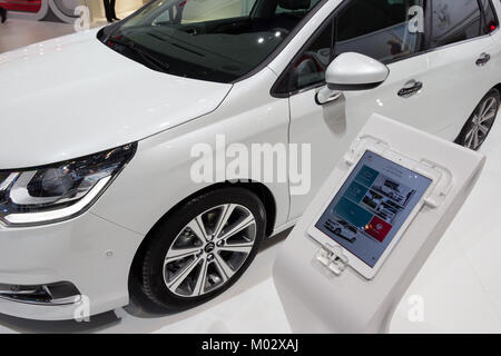 Genève, SUISSE - Le 4 mars 2015 : Tablette avec Citroën C4 caractéristiques sur le 85e Salon de Genève Internationale à Palexpo, Genève. Banque D'Images