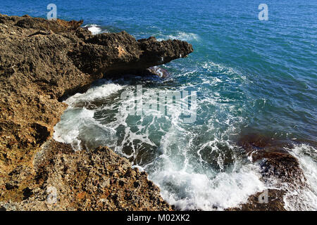 Vagues se brisant sur les rochers à Alcossebre, Espagne Banque D'Images