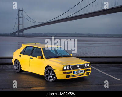 1995 Lancia Delta Integrale ci-dessous le Humber Bridge Banque D'Images