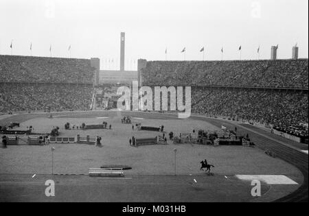 Le stade olympique de Berlin l'accueil des Jeux Olympiques d'été de 1936. Un événement équestre en cours.de surpasser les jeux de Los Angeles de 1932, Adolf Hitler avait construit un nouveau 100 000 places du stade d'athlétisme, 6 gymnases, et de nombreuses autres petites arènes. Les jeux ont été les premiers à être télévisés, émissions de radio et atteint 41 pays. Banque D'Images