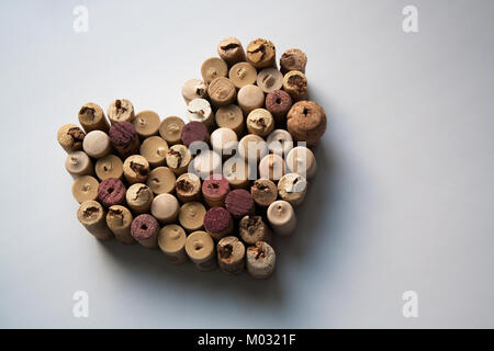 Wine corks valentine isolé sur fond blanc Banque D'Images