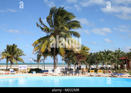 Cuba - Cayo Coco célèbre salon. Piscine en all inclusive resort. Banque D'Images