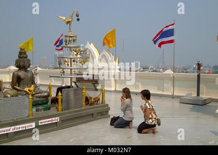 Le Mont d'or, priant au Wat Saket, Bangkok, les sections locales sont en train de prier au cours de Wat Saket fête nationale Banque D'Images