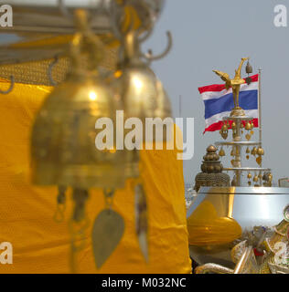 Cloches et bouddhiste d'drapeaux nationaux thaïlandais à Bangkok, Wat Saket Banque D'Images