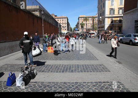 ROME - Le 9 avril : les immigrants vendre les marchandises de contrefaçon le 9 avril 2012 à Rome. Les produits contrefaits vendus dans rues de villes italiennes sont considérés comme l'ensemble du pays Banque D'Images