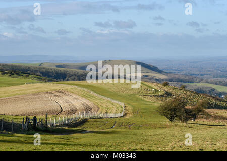 Brighton UK 18 Janvier 2018 - Les Marcheurs profiter de l'état ensoleillé mais froid le long de la South Downs Way à Ditchling Beacon juste au nord de Brighton à Banque D'Images