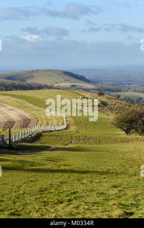 Brighton UK 18 Janvier 2018 - Les Marcheurs profiter de l'état ensoleillé mais froid le long de la South Downs Way à Ditchling Beacon juste au nord de Brighton à Banque D'Images