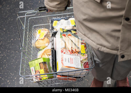 Réduction de prix. Panier contenant uniquement des aliments à prix réduit, England, UK Banque D'Images