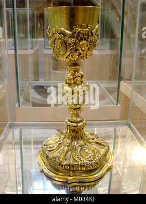Calice de style rococo de la fin du XVIIIe siècle, fabriqué en argent doré et repoussé. Originaire de la paroisse de San Esteban, il fait partie de la collection d'orfèvrerie du Museo del Retablo à Burgos, en Espagne. Banque D'Images