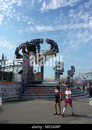 Le Cannstatter Volksfest est un festival annuel qui se tient à Stuttgart, en Allemagne, et en 2011, a présenté une attraction sur le thème transformer. Le festival est réputé pour ses événements culturels, ses manèges et sa fréquentation internationale. Banque D'Images